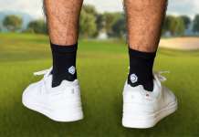 360SOX: Leistungsstarke Sportsocken für Golfer Beine eines Golfers mit Socken und Schuhen auf dem Grün