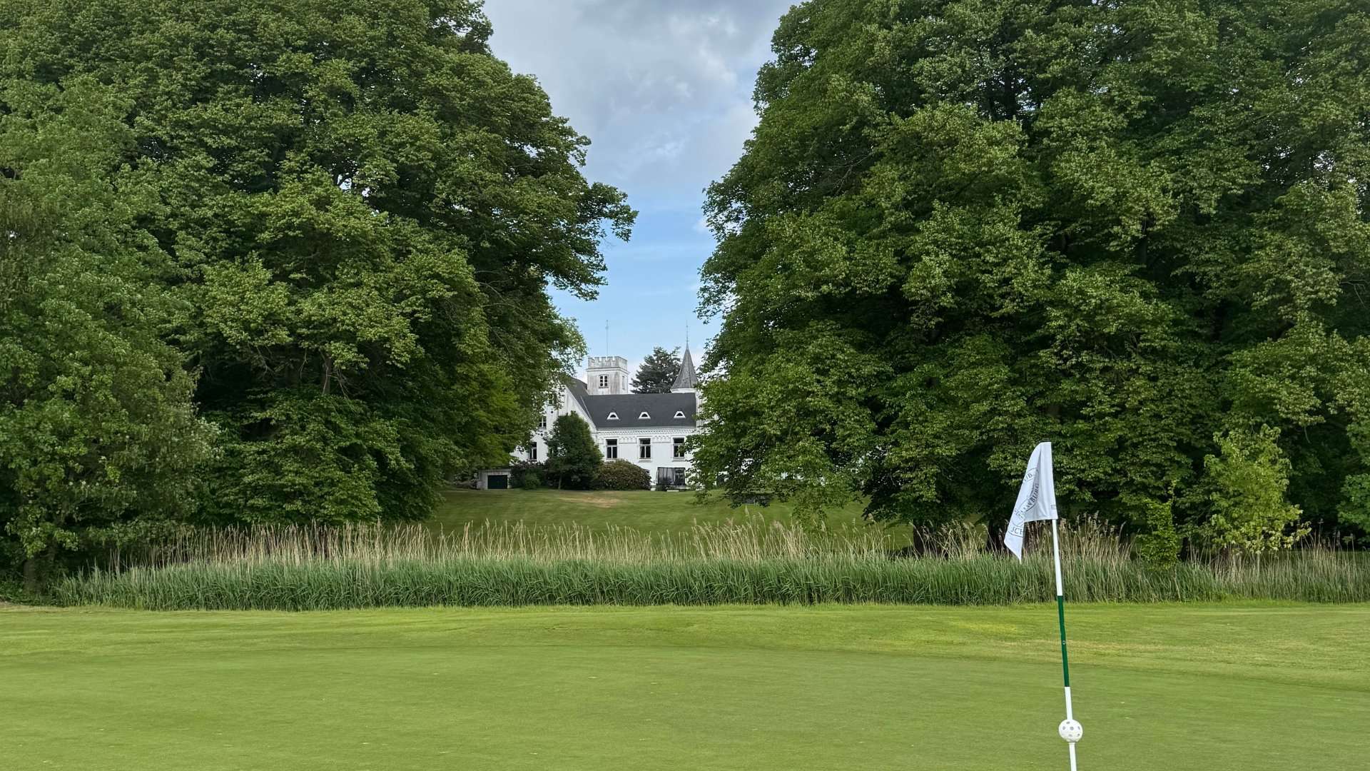 Grün des GC Schloss Breitenburg mit Schloss im Hintergrund