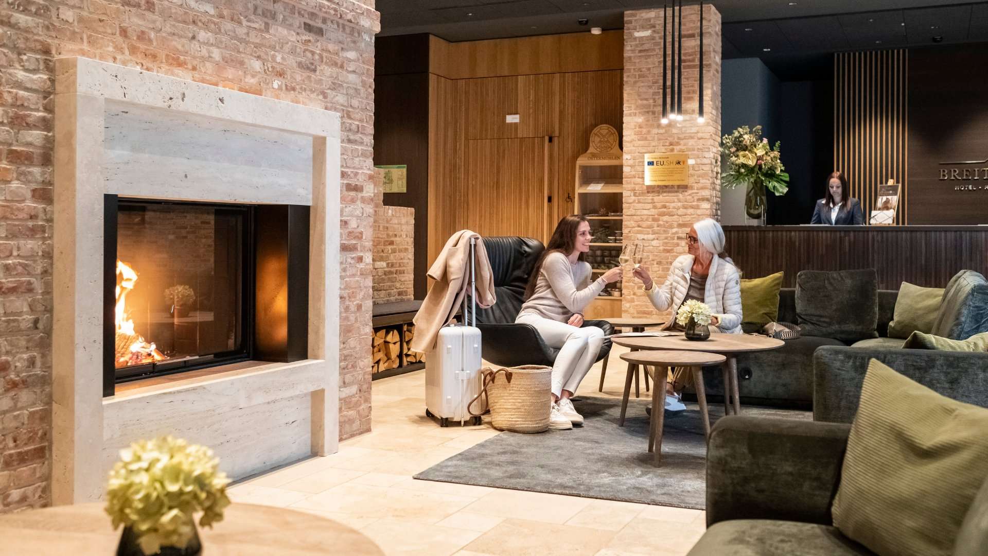 Zwei Frauen trinken Sekt im Foyer des Hotel Breitenburg