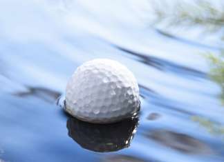 Simon Bahlmann von ReGolfed: Warum Lakeballs ein Gamechanger sind Golfball im Wasserhindernis