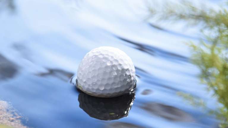 Golfball im Wasserhindernis