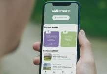 Golfamore Card: Dein Schlüssel zu neuen Fairways mit Rabatten Golfer hält die Golfamore Card auf dem Smartphone in der Hand