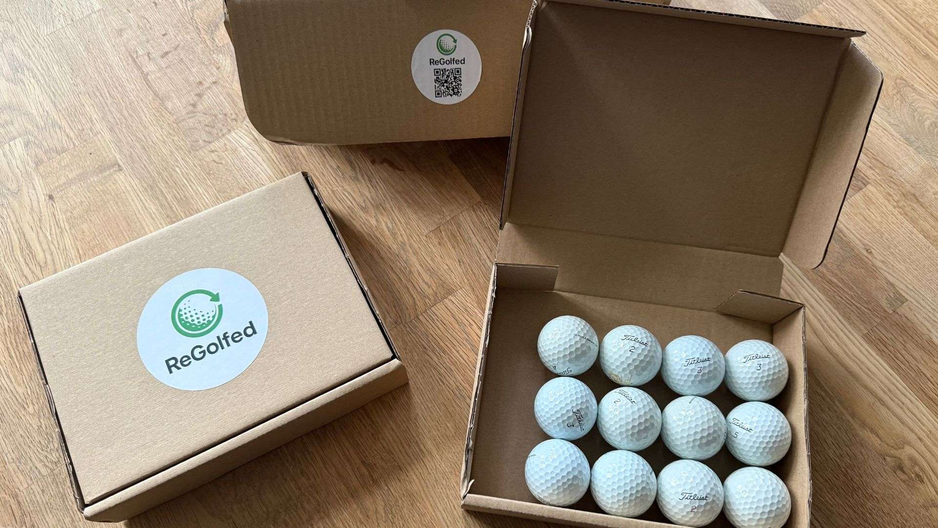 Titleist Pro V1 Golfbälle von Regolfed in einem Paket auf dem Tisch