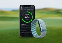 Whoop Strap – Personalisierter Fitnesscoach rund um die Uhr Whoop Strap mit Smartphone und App auf dem Grün