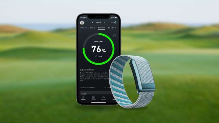 Whoop Strap mit Smartphone und App auf dem Grün