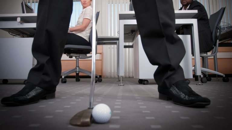Office Golf – 5 Möglichkeiten für Golf während der Arbeit